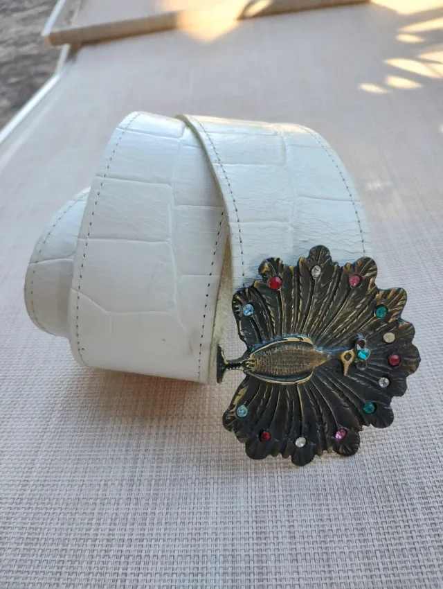 Cintura in vera pelle con fibbia pavone