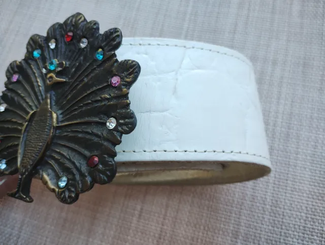 Cintura in vera pelle con fibbia pavone