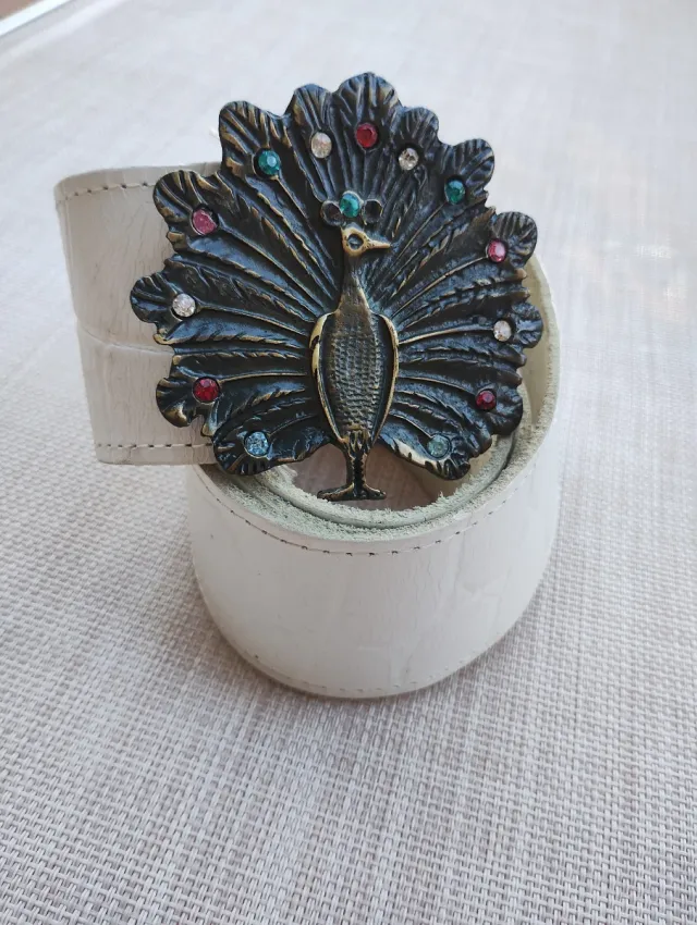 Cintura in vera pelle con fibbia pavone