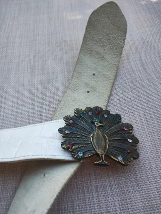 Cintura in vera pelle con fibbia pavone