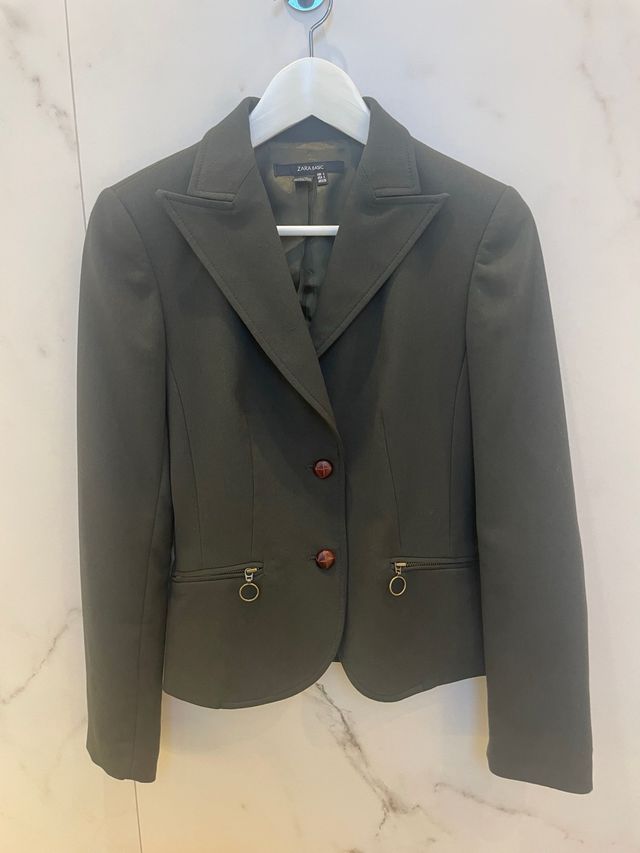 blazer Zara verde con coderas