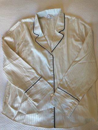 Pijama mujer, de rayas beige/crema y filo negro.