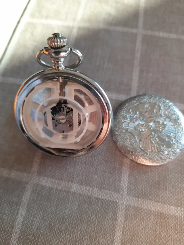 Reloj de bolsillo plateado