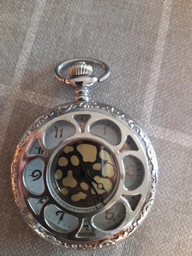 Reloj de bolsillo plateado