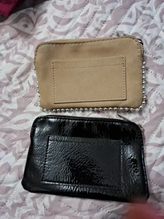 Carteras beige y negra con detalles