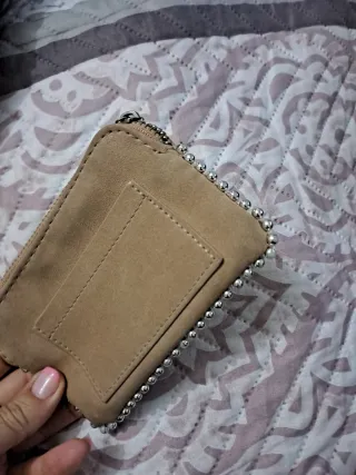 Carteras beige y negra con detalles