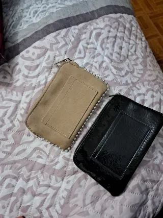 Carteras beige y negra con detalles