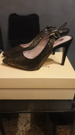 Zapatos de tacón negros y dorados