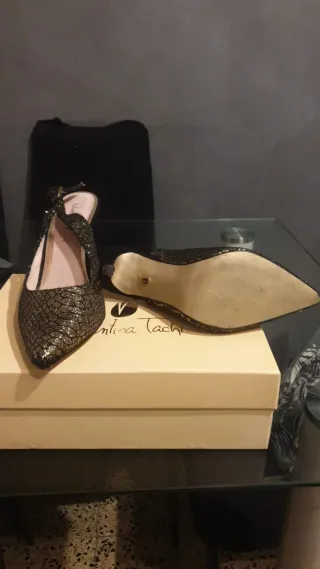 Zapatos de tacón negros y dorados