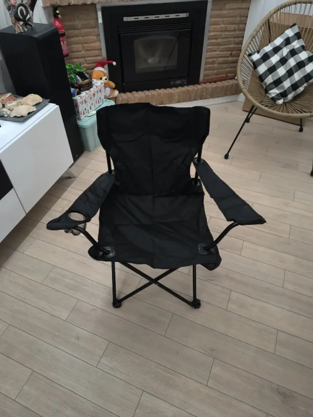 Sillas plegables negras. Unidades disponibles
