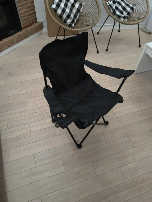 Sillas plegables negras. Unidades disponibles