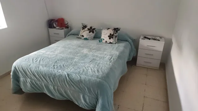 Cama Matrimonio 135cm Azul con mesitas de noche.