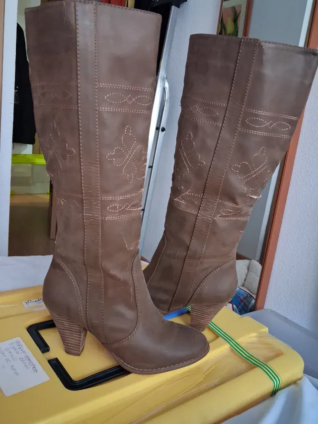 Botas de tacón marrones estilo camperas