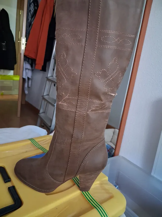 Botas de tacón marrones estilo camperas