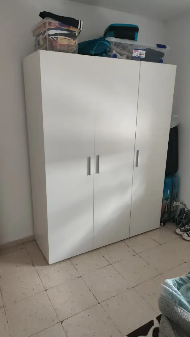 Armario blanco de madera y plástico