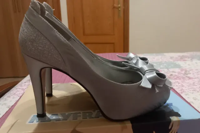 Zapatos de tacón plateados con lazo