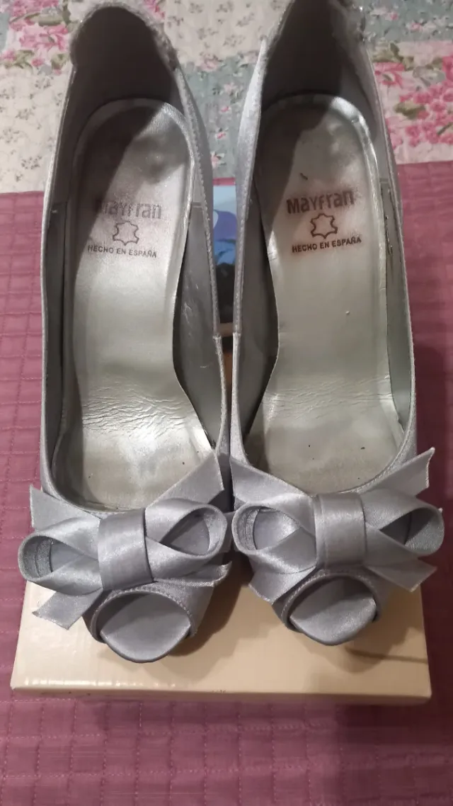 Zapatos de tacón plateados con lazo