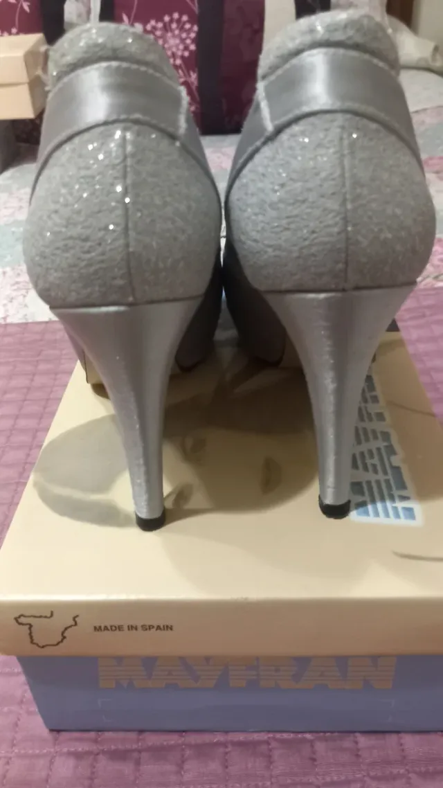 Zapatos de tacón plateados con lazo