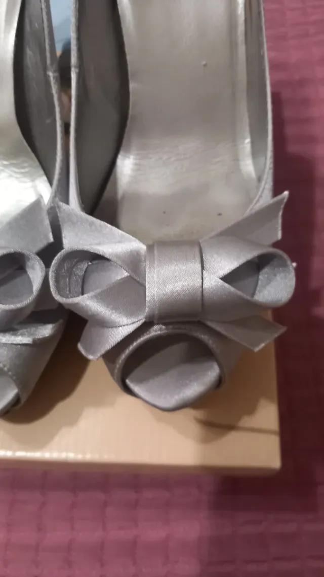 Zapatos de tacón plateados con lazo