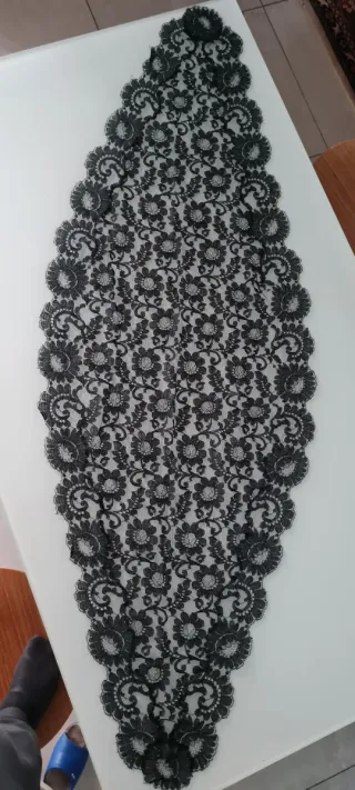 Coprispalle/copricapo in pizzo nero