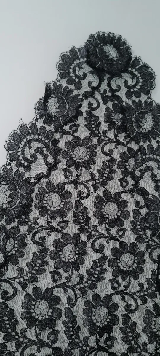 Coprispalle/copricapo in pizzo nero