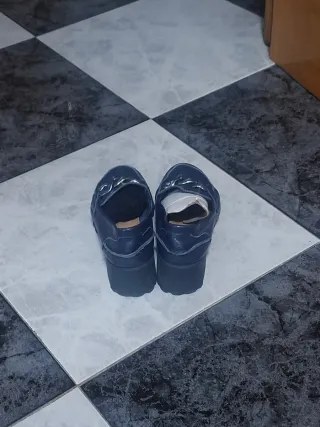 Zapatos azules con cadena