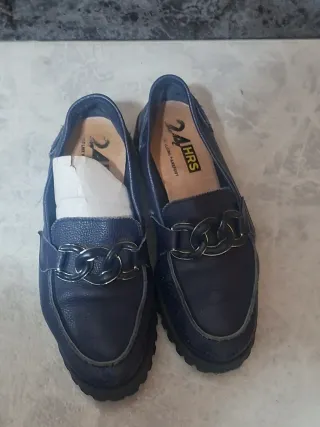 Zapatos azules con cadena