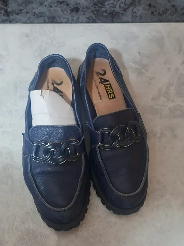 Zapatos azules con cadena