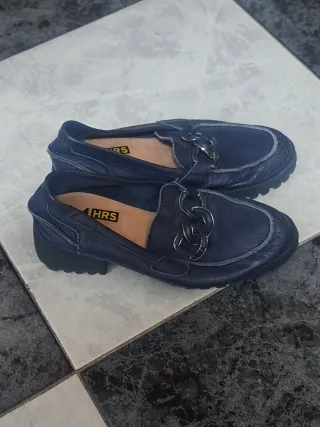 Zapatos azules con cadena