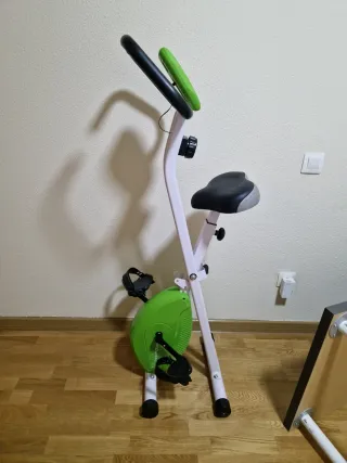 Bicicleta Estática Verde y Blanca