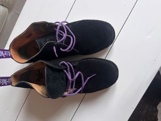 Botines Dr. Martens Negros con Cordones Morados