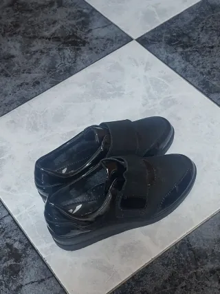 Zapatos negros con velcro