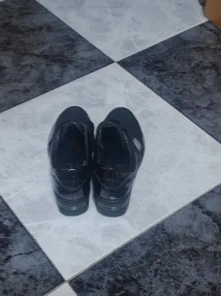 Zapatos negros con velcro