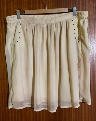 Saia bege com detalhes