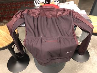 Chaqueta AGU tipo  chubasquero forrada. Talla M