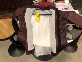 Chaqueta AGU tipo  chubasquero forrada. Talla M