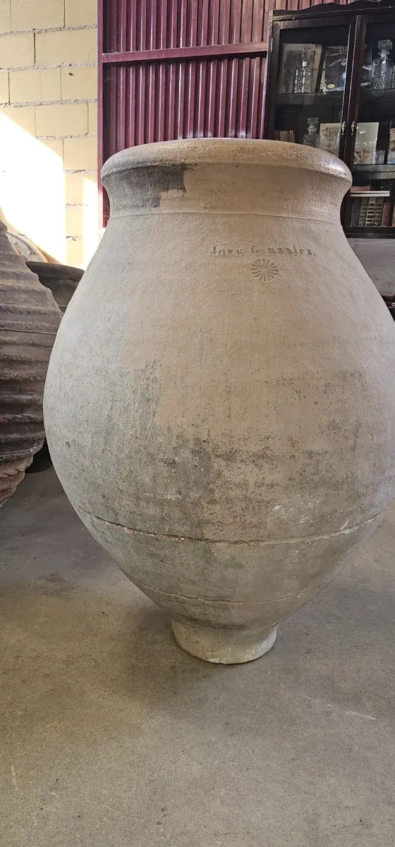 Tinaja antigua de cerámica