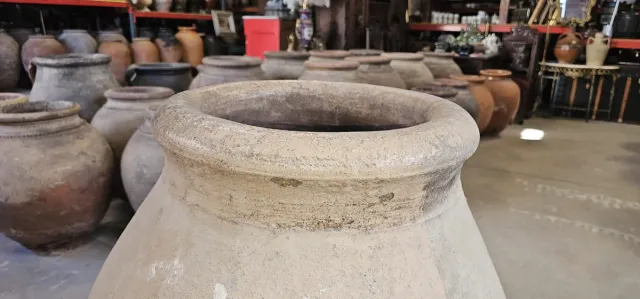 Tinaja antigua de cerámica