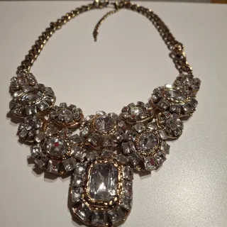 Collar dorado con piedras blancas