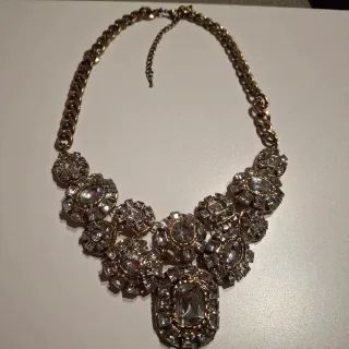 Collar dorado con piedras blancas