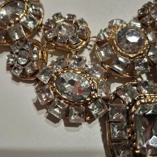 Collar dorado con piedras blancas