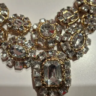 Collar dorado con piedras blancas