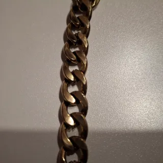 Collar dorado con piedras blancas