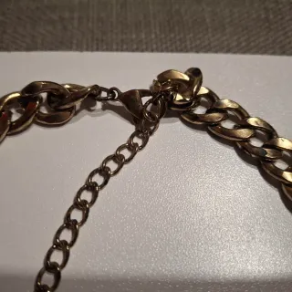 Collar dorado con piedras blancas