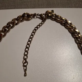 Collar dorado con piedras blancas