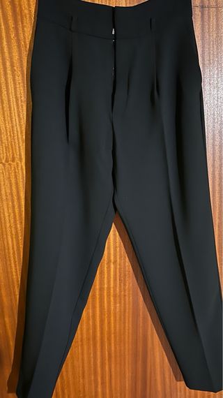 Calça preta vincada