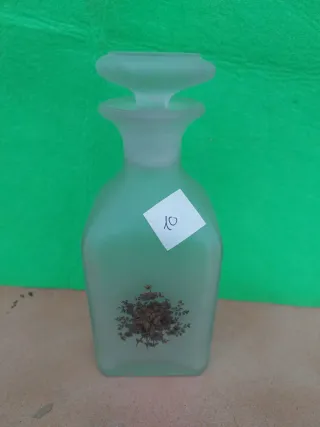 Botella de perfume antigua decorada