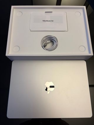 MacBook Air 13” M3 • 16GB RAM • 512GB