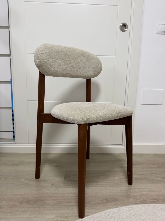 Silla de madera tapizada beige