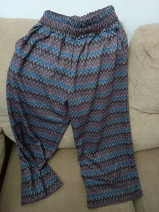 Pantalón palazzo Naelle azul y morado